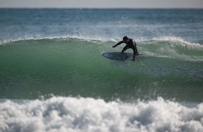 Хубавото време във Варна дава шанс на сърфистите да покажат уменията си
СНИМКИ: Орлин Цанев