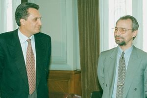 Доган подкрепя Костов да вземе властта през 1997 г., но няколко години по-късно отива с роза на "Позитано" 20.