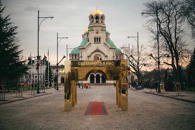 Златните порти с червения килим, които водят към храма “Св. Александър Невски”, предизвикаха буря от недоволство в социалните мрежи. Дни след поставянето им килимчето изчезна.
СНИМКИ: ГЕОРГИ КЮРПАНОВ