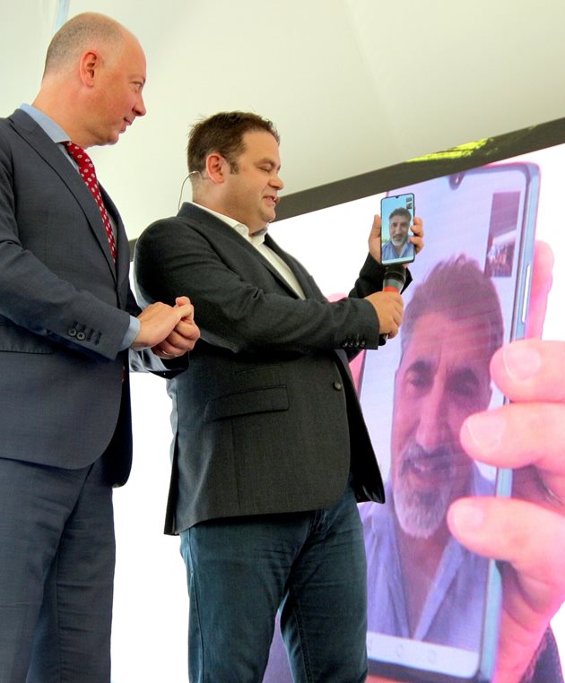 Министър Желязков и Джейсън Кинг обсъждат с актьора Башар Рахал идеи за следващите точки за 5G тестове.