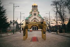 Фейсбук затвори златните порти на София към храма (Обзор)