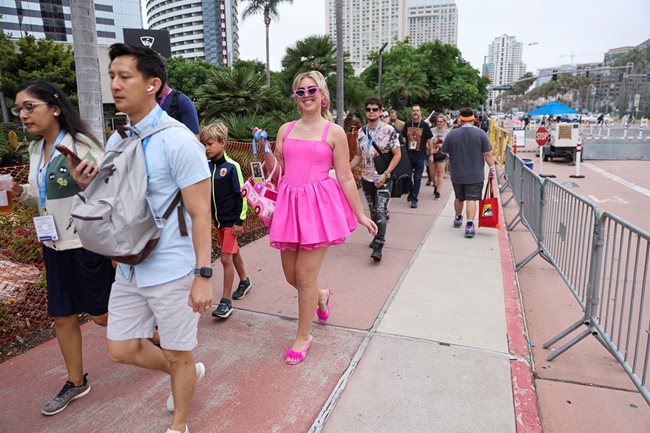 Хората масово се обличат в розово, когато отиват да гледат нашумелия филм.
СНИМКА: РОЙЕТРС