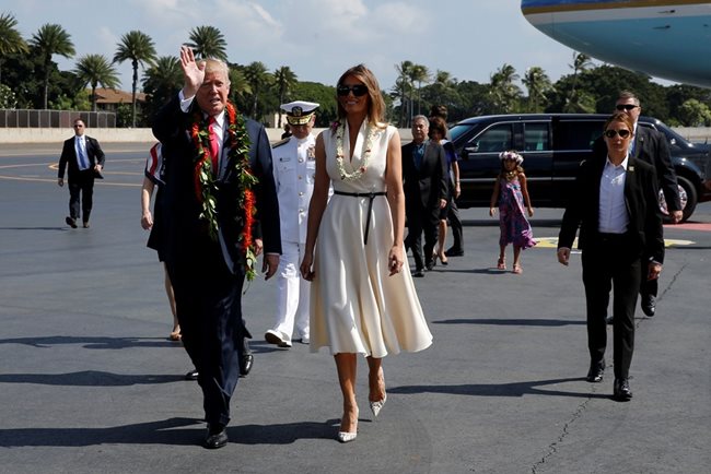 Мелания Тръмп и президентът на САЩ на посещение в Хаваите  СНИМКИ: Ройтерс