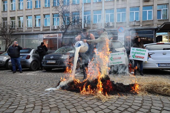 Земеделски производители от 25 браншови организации се събраха в София на мирен протест с искания за допълнителна помощ от държавата.