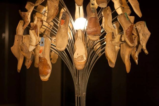 По идея на Никола Тороманов обувките са превърнати в арт инсталации и дори в осветителни тела