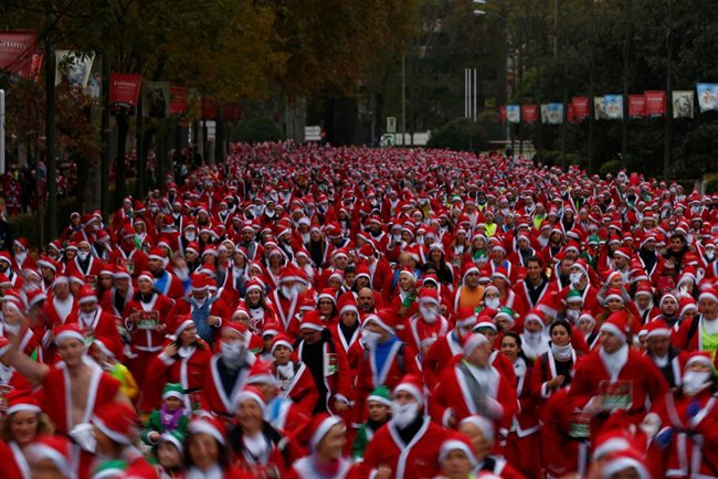 Повече от 7000 души, облечени като Дядо Коледа, се включиха в крос в центъра на Мадрид, за да помогнат да бъдат набрани средства за борбата срещу рака. СНИМКИ: Ройтерс