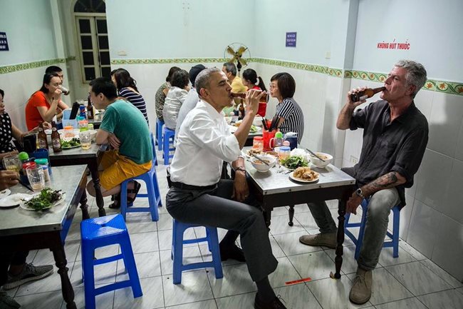 Кулинарят пие бира заедно с Барак Обама във Виетнам.