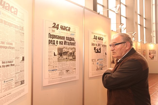 Димитър Пенев разглежда изложбата.