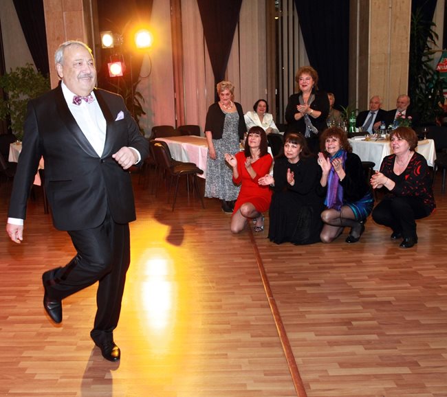 6 февруари 2013 г. - Иван Гарелов вдига луд купон в зала 6 на НДК за 70-годишнината си. Събрал е десетки приятели и колеги и когато оркестърът засвирва любимото му сиртаки, излиза да танцува. Остава сам на дансинга, защото всичките му гости са се събрали около него и ръкопляскат в такт.