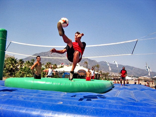 Босаболът много наподобява волейбола, но включва и елементи от футбола и гимнастиката.