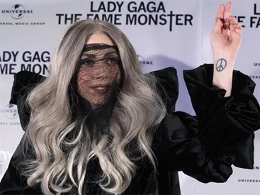 Lady GaGa помага на млади таланти