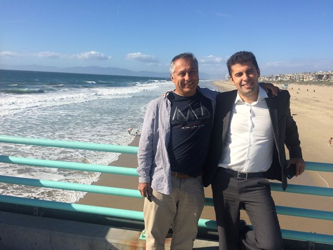 Баща и син Петкови споделят страстта си към морето.
