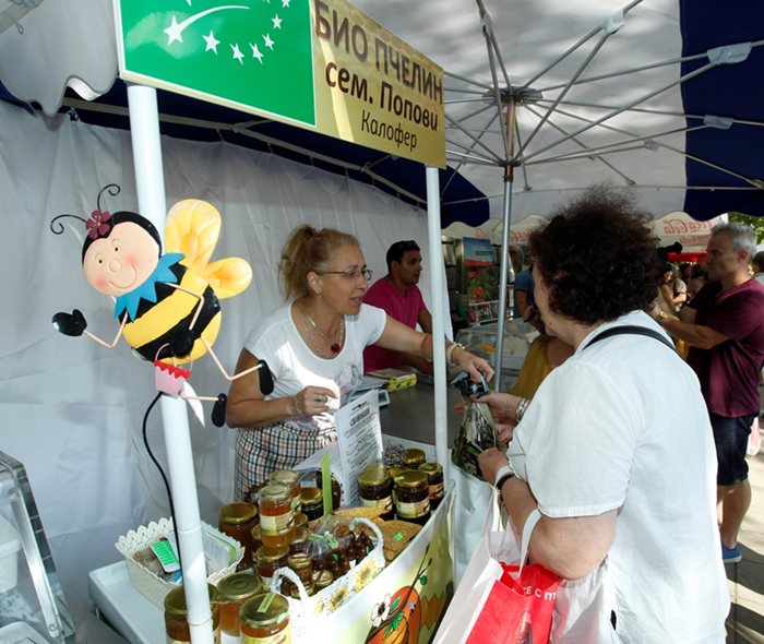Много пчелни продукти се предлагаха и на фермерския пазар в София в края на август.