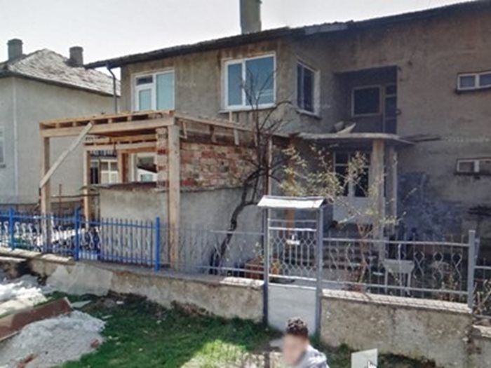 Къщата в Антоново, където е регистрирана фирмата, която побърква големите общини на България.