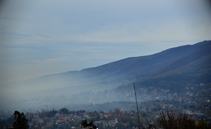 Зимната инверсия на въздуха в Софийското поле допълнително утежнява обстановката, когато започне отоплителният сезон.