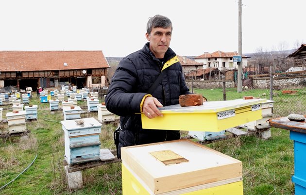 Славин Чавдарски се грижи за 100 кошера. Налагало му се е през нощта да затвори всеки един поотделно, за да предпази пчелните семейства от препаратите, с които се пръскат земеделските култури наоколо.
