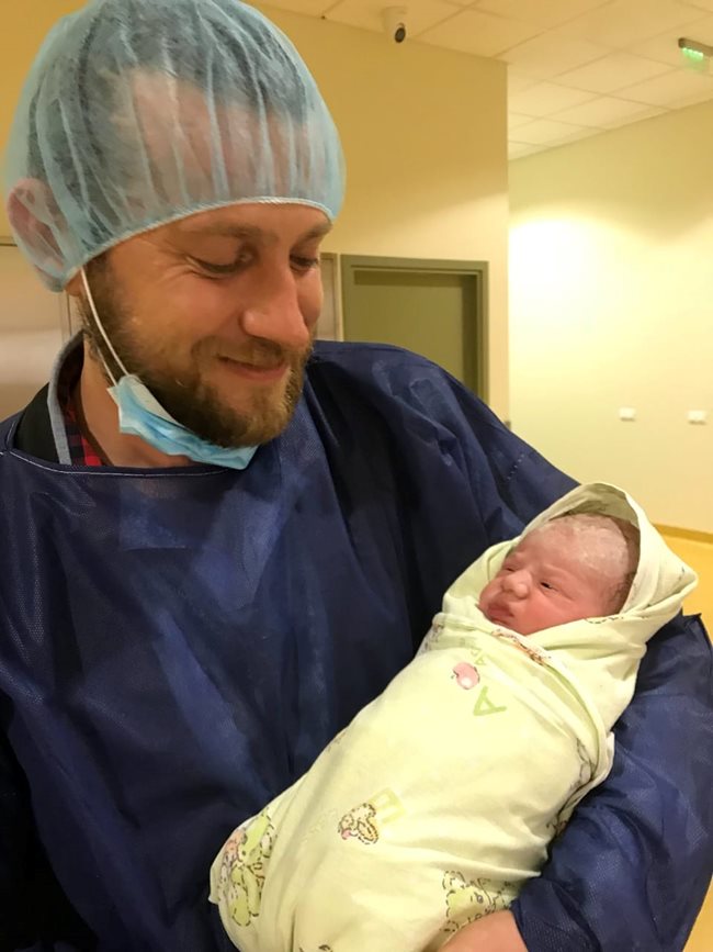 Веселин Плачков е прегърнал новородената си дъщеря.  СНИМКА: ФЕЙСБУК
