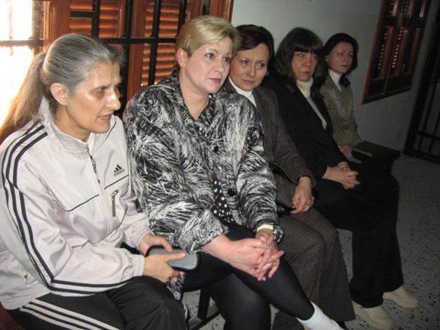Медицинските сестри Снежана Димитрова (отляво надясно), Нася Ненова, Кристияна Вълчева, Валя Червеняшка и Валентина Сиропуло, заснети в Либия. СНИМКА: ГЕОРГИ МИЛКОВ