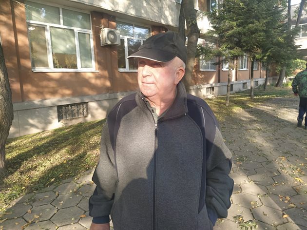 74-годишният Спас Портев чака за сертификат.
