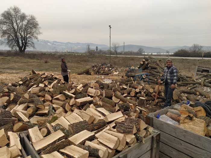 Напоследък търсенето на дърва за огрев се засилило.