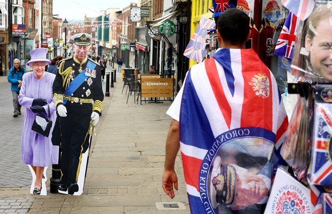 Плакати във формата на кралица Елизабет II и крал Чарлз III бяха поставени по улиците в Уиндзор.
СНИМКА: РОЙТЕРС