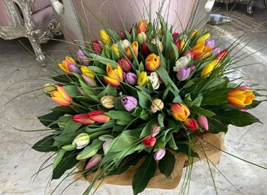 Бойко Борисов прати на Лили Иванова цветя и картичка за имения й ден