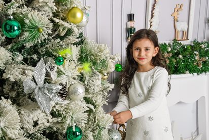 Дете под елхата: 6-годишната Рая от Видин  се радва на коледните подаръци