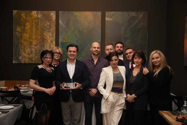 Членовете на фондация "Димитър Цонев" с наградените журналисти
