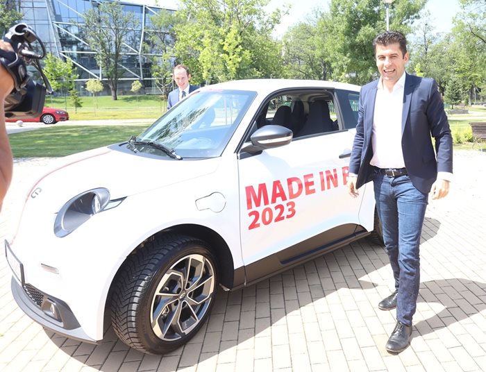 Кирил Петков като икономически министър през 2021 г. обяви германската инвестиция и показа един от очакваните модели за производство.