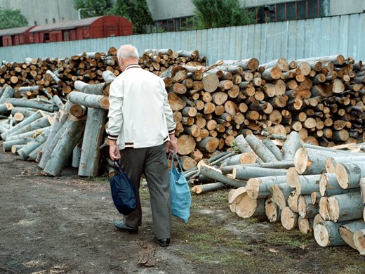 Върнаха на 10 кубика евтините дърва от държавни или общински гори