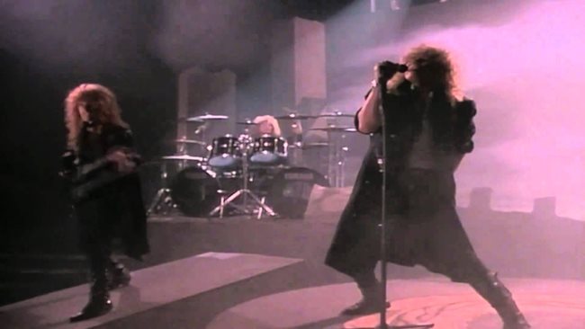 Дейвид Ковърдейл в клипа на парчето със същото заглавие на Whitesnake