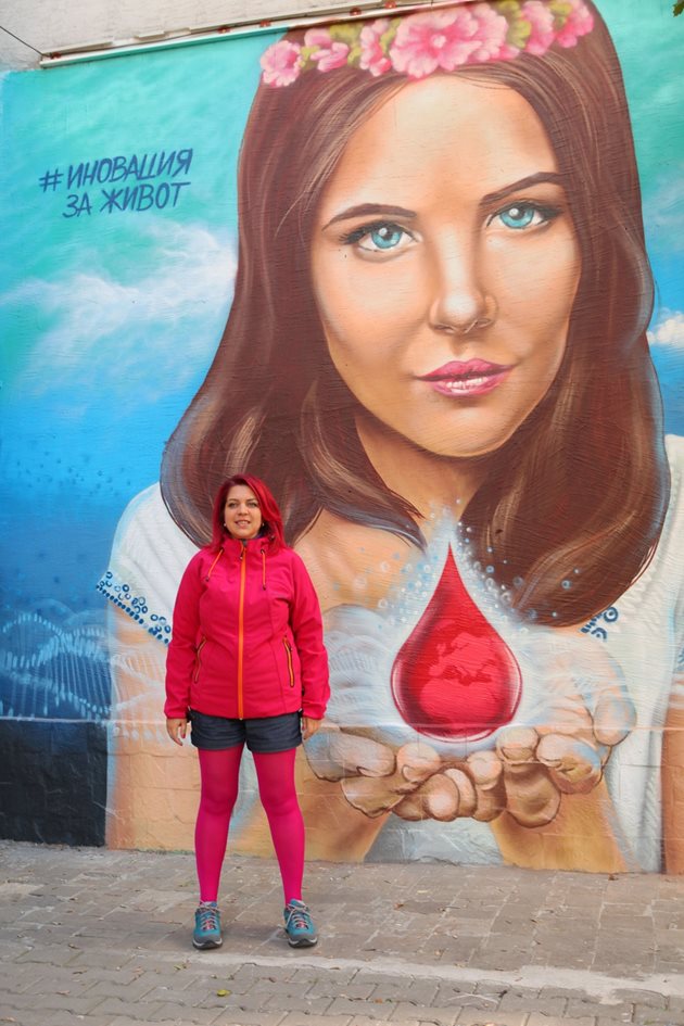 Мариета пред графита на софийската ул. “Ангел Кънчев” 27