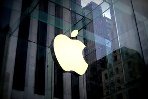 Apple работи по пластмасови умни часовници и за деца