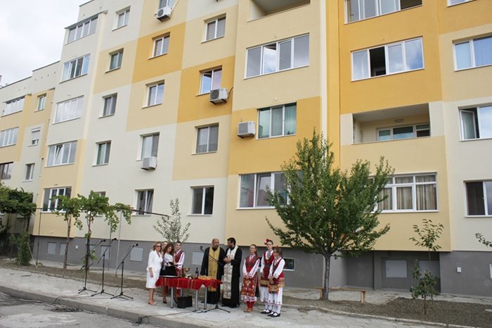Първият саниран блок е в Благоевград, той бе открит на 23 август 2015 г.
