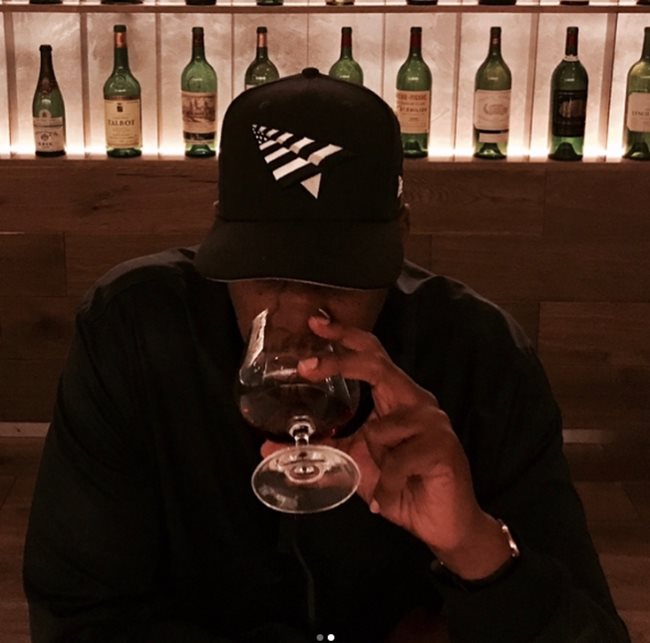Бионсе пусна серия от снимки с Джей Зи наслаждаващи се на черно вино в любимия им ресторант в Холихуд. СНИМКА:Инстаграм