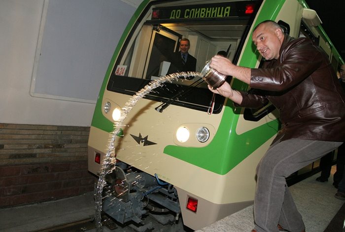Tогавашният столичен кмет Бойко Борисов пуска нови мотриси през 2007 г.