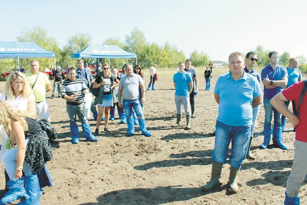 Специалисти и фермери от Софийско на открития ден в Равно поле
Снимки: Ваня Велинска