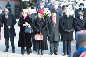Посланикът на Русия Елеонора Митрофанова бе с еднакъв цвят шал и очила. А посланикът на Ирак Лина Омар заложи на стилно черно кожено палто, към което добави червена шапка, шал и чанта "Бърбъри".