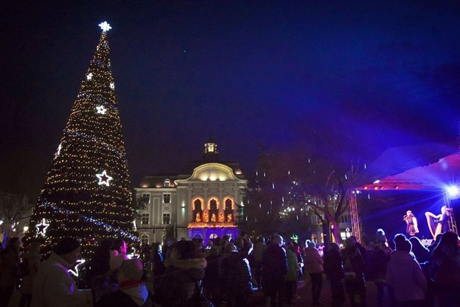 От 1999 г. насам Пловдив винаги организира новогодишен купон пред общината.
