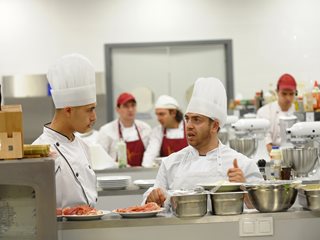 Туризмът май е тренд - 3500 учат за готвачи, хотелиери и ресторантьори (Графика)