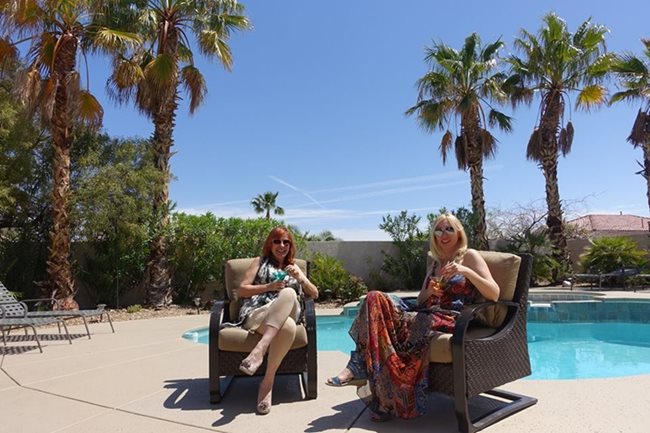 Кристина Димитрова и Кичка позират пред басейна в дома на Бодурова в Лас Вегас.