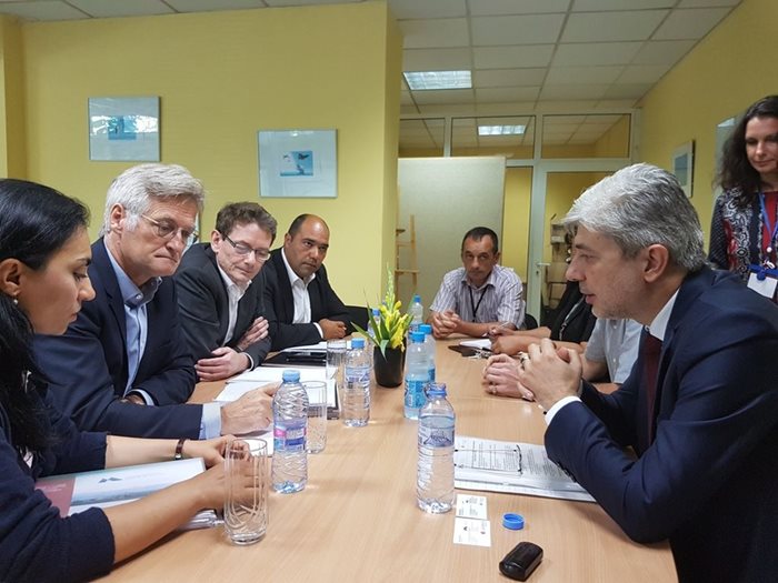 Министър Димов (вдясно) се срещна с ръководството на "Монтюпе". Снимка МОСВ
