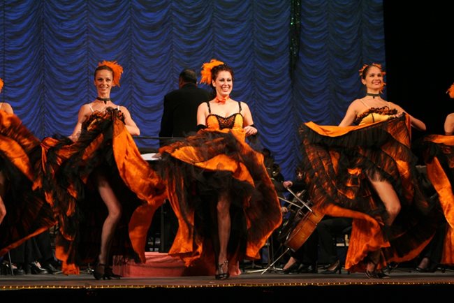 Канканът е един от танците, характерни за оперетите, и в миналото е предизвиквал скандали в обществото. СНИМКА: АРХИВ НА ТРУПАТА