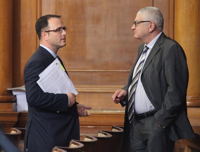 Стоян Мавродиев (вляво) и председателят на икономическата комисия в парламента Петър Кънев