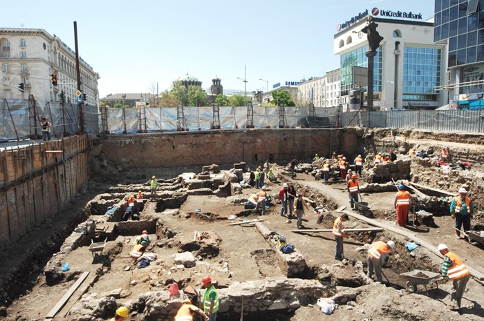 При строителството на втората линия на метрото бяха открити останки от древна Сердика, които могат да се видят пред ЦУМ.