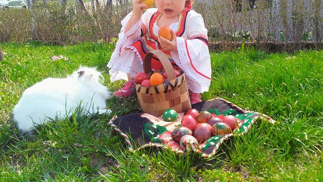 Цвета, която е почти на 2 годинки, пази традицията на Великден в Русе