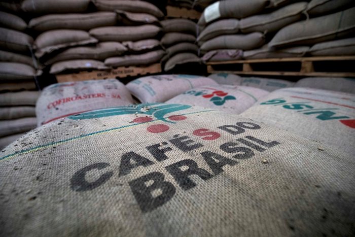 Опаковъчните материали за кафето също поскъпват, както и транспортните разходи и това натежава върху цената му.

СНИМКА: РОЙТЕРС


