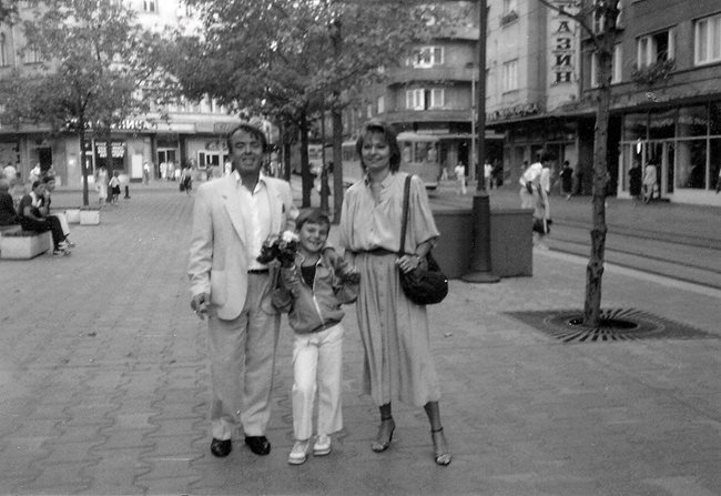 Малкият Андрей с майка си и баща си