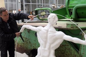 Скулпторът Марин Марков, който консултира демонтажа на Паметника на Съветската армия, в работна обстановка в ателието си