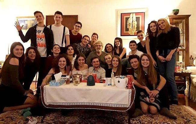 Класът на Стефан  Данаилов гостува в дома му по  негова  покана да празнуват заедно рождения му ден.  СНИМКА:  ЛИЧЕН  АРХИВ